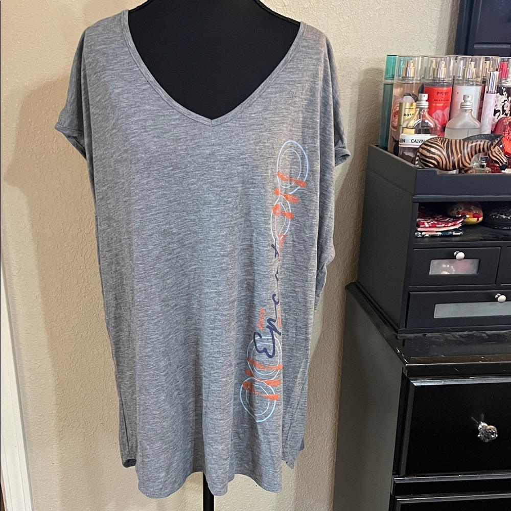 2017 Disney EPCOT Gray V-Neck Graphic Women Top